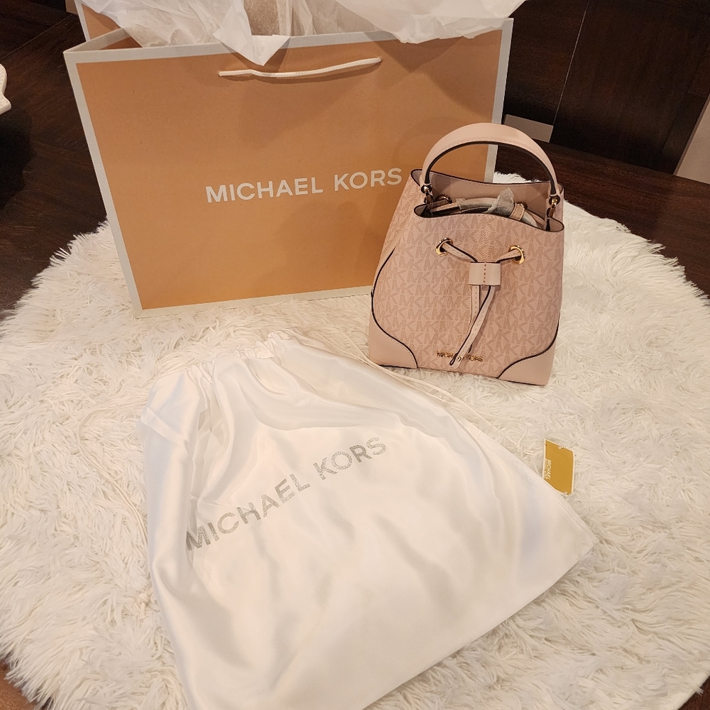 MICHAEL KORS SMALL MERCER BUCKET BAG/DK PWDR BLSH